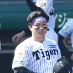 森下翔太、イニング間に球審に詰め寄る