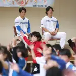 【日本ハム】練習のない日は地域交流、進藤勇也＆大塚瑠晏 小学校訪問