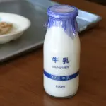 【衝撃】昭和生まれ、給食で瓶に入った牛乳を飲まされていた