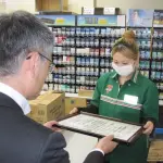 【画像】セブンイレブンのギャル店員、特殊詐欺を防ぎ表彰される