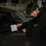 【恐怖】25歳男性、20代女性の車ワイパーにとんでもないメモを挟んでしまう