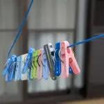 さーて洗濯物干すかな！！洗濯バサミ「バキィ！！パラパラパラパラ」