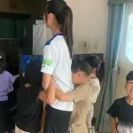 【悲報】クソショタさん、女子高生のケツにしがみついて体臭を嗅ぎまくってしまうｗｗｗｗｗｗｗｗｗｗ