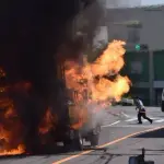 【悲報】津市でトラックがガチ炎上してしまう・・・・・・・・・