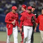広島・栗林良吏は右内転筋違和感　初回途中で異変を訴えて降板　チームトップ４勝の右腕が