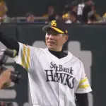 小久保監督が通算200勝達成！！松本晴がウイニングボールを渡しに