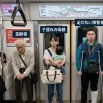【画像】電車で目の前にこいつらがいたら誰に席譲るwwwwwwwwww