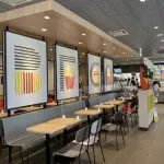 【悲報】マクドナルドさん、ずっと客席徘徊して声出ししてる接客特化店員がいる・・・・・・・・・