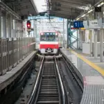 【悲報】駅で女子高生さんにセクハラしてるおっさん、撮影されてしまうｗｗｗｗｗｗｗｗｗｗ