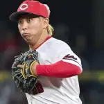 羽月隆太郎、SNSアカウントはカープマークを塗りつぶしたものを使用し文春とFRIDAYをフォロー