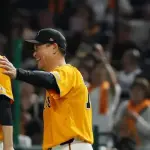 戸郷、解放される「代行なのでね。勝利ボールはあげない」と笑顔で橋上監督代行をイジる