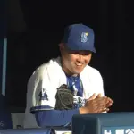 DeNA石田裕太郎、ノイミー登場に隠しきれない満面の笑み ハマスタのアイドルイベントで見せたガチオタの顔www