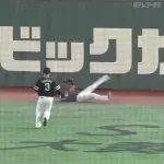 小久保監督、周東のファインプレーを絶賛「あいつしか捕れない。抜けていたら同点だった」