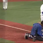DeNA・松尾、またまた急所へ・・・　東がニヤつきながら手当て
