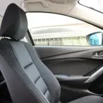 【悲報】車の助手席から顔を出した女性さんら、高架の壁に衝突して死亡・・・・・・・・・