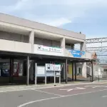 【悲報】飲酒運転女さん(21)の助手席女さん(21)、高架の壁に激突し死亡・・・・・・・・・