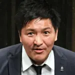 【悲報】スリムクラブ真栄田「電車で足組んでたらおっさんに足蹴り上げられた」