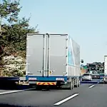 【悲報】遅いトラックさんがさらに遅いトラック抜こうとして追越車線くるのムカつくんだが・・・・・・・・・