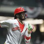 【MLB】レッズ激震　遊撃手エリー・デラクルスが右ハムストリング張りで途中交代　276試合連続出場に黄信号