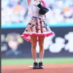 牧野真莉愛がエスコンで始球式　新庄監督の顔入りスカートに「インパクトでかすぎ」