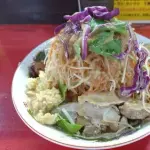 【悲報】二郎系ラーメン屋さん、冷やし中華とか冷やしメニューばかり出してしまう・・・・・・・・・