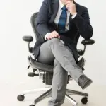 【悲報】いつから足組むのがマナー悪いってなったの?wwwwwwwwww
