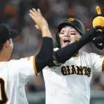 ミスターの一周忌に劇的逆転勝利！巨人・丸が8回に逆転満塁弾　右翼の長嶋さん看板広告の下に飛び込む一発