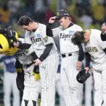 藤川球児監督、佐藤輝明のダブルエラーに「全く問題ない。チャージをかけさせているのはこちらですから」