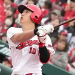 【悲報】カープ佐々木泰『左ふくらはぎ打撲』で欠場。親子ゲームで出場した2軍戦で自打球