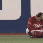 【悲報】楽天の外野手、守備中の投手交代時にあぐらかいてダルそうに座って大問題に発展