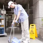 【悲報】会社の清掃員さんって蹴っ飛ばしたりパシリに使ってもいいんよな?・・・・・・・・・