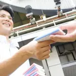 【悲報】街で配っている無料ティッシュウイカさん、もらわない選択肢がないｗｗｗｗｗｗｗｗｗｗ