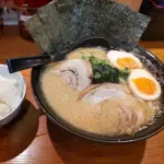 ラーメン屋ってラーメン＋ごはんをセットにしがちだけど⋯