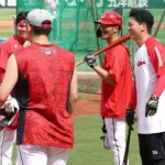 西川龍馬さん、カープ選手に取り囲まれる！大盛とは2ショット記念撮影