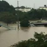 (ヽ´ん`)「避難しろ！って消↑防↓隊が来たけどめんどくせぇなあ…」