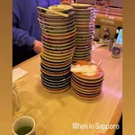 DeNAレイノルズとヒュンメル、北海道で寿司を爆食い