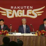 楽天、吉井監督就任会見に石井の姿なし　三木谷オーナー同席