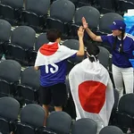 【悲報】海外の試合でゴミ拾いする日本人サポーターさん、ガチで反吐が出るほどキモいｗｗｗｗｗｗｗｗｗｗ