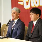 記者が感じた吉井監督就任会見の違和感「まるで石井一久GMを『バカで無能な置物』のような扱い」