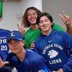 【画像】西武投手陣の記念写真、ロン毛のファンが紛れ込む