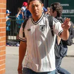 【朗報】今永昇太さん、貴重なサッカー日本代表アウェイユニで球場入り