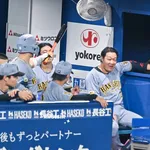 【悲報】阪神大山、ベンチの扇風機を独占していた…