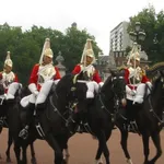 【悲報】日本人観光客さん、イギリスの騎馬隊に下がれと注意されるもちょっとしか下がらず炎上・・・・・・・・・