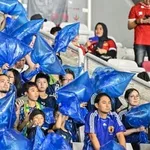 【悲報】サッカー日本代表サポーターさんの伝統「ゴミ拾い」、余ったゴミ袋のせいでゴミが増えてしまうｗｗｗｗｗｗｗｗｗｗ