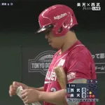 楽天・浅村、空振りでバッティンググローブが破れるハプニング