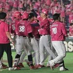 初勝利の楽天・吉井監督「私は邪魔しないようにしていた」劇的Ｖ打の黒川を評価「反省を生かして打ってくれた」