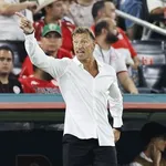 【悲報】大敗のチュニジア監督さん、白シャツを汗でびしゃびしゃにしただけで酷評される・・・・・・・・・