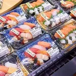 【悲報】スーパーの寿司「4割引きや」ワイ「そう…」寿司「半額やでー」ワイ「…」ｗｗｗｗｗｗｗｗｗｗ