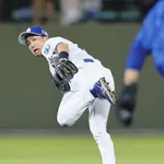 【中日】田中幹也、逆シングルで捕球からグラブトス！抜ければ同点のピンチ、超美技で救う！！