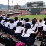 【ズムスタ】修学旅行の小学生が全力スクワット応援！統率の取れた動きに鯉党ほっこり
